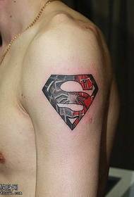 Patrún tatú lógó an damháin alla Superman