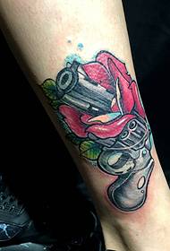 Patrón de tatuaje de pistola de agua de rosas de color exquisito