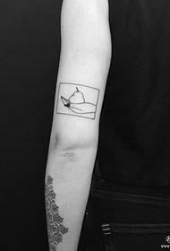 kleng Aarm Geometrie Hand a Bir Tattoo Muster