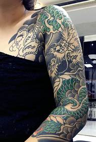 modello di tatuaggio tradizionale drago malvagio braccio grande fionda