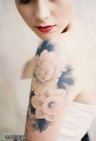 modello tatuaggio braccio bianco fiore chiaro