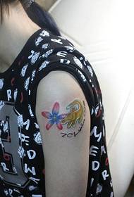 Model de tatuaj amuzant cu flori florale pentru femei
