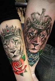 рука пара разноцветных татуировок в виде головы льва