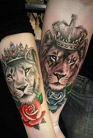 braccio coppia di disegni di tatuaggi colorati con testa di leone