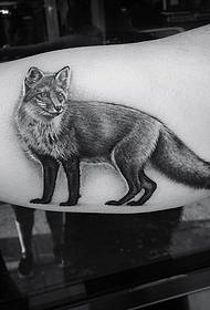 男性大臂黑灰色狐狸纹身图案
