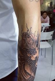 caj npab dub thiab dawb squid tattoo qauv ua rau koj tsis monotonous