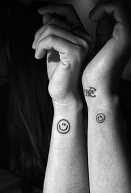 간단한 명확한 팔 귀여운 웃는 커플 문신 패턴