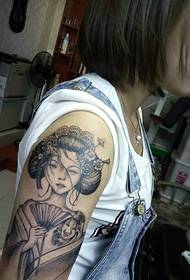 donna braccio un modello di tatuaggio floreale