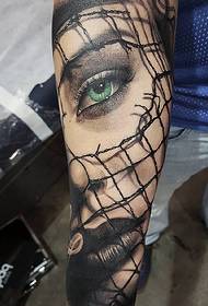 arm realistisk stil jente portrett tatovering