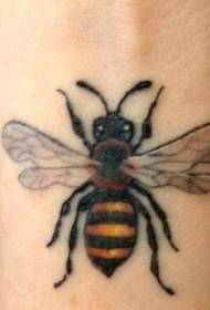 séiss kleng Bee Faarf Tattoo Muster um Aarm