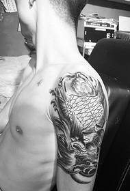 tatuaggio tatuaggio calamari nero grigio giovane ed energico