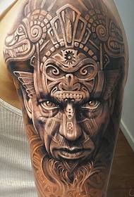 manlike lofterhân grutte earm op it super kreaze Aztec strider tatoeëringspatroan
