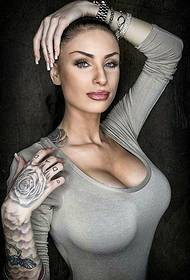 Immagini di tatuaggi floreali per braccio a mano da donna europea e americana