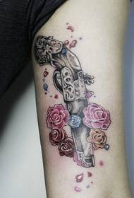 paže uvnitř dračí pistole růže tetování obrázek