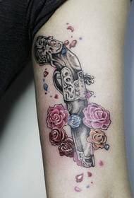 arm in dragon gun rose tattoo foto