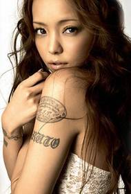 Слика јапанске звезде Амуро Намие руке тетоважа