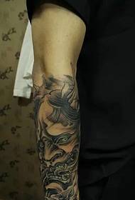 modèle de tatouage prajna de bras noir et blanc est très beau