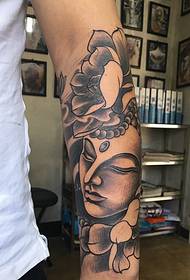 tato lengan hitam dan abu-abu dikombinasikan dengan lotus dan Buddha
