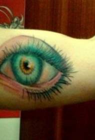 krāsas reālistisks acu tetovējums uz rokas