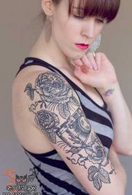 Modela Tattoo-kamera arm