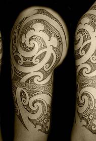 малюнок красивий племінних тотем татуювання на правій руці людини