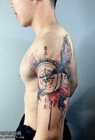 rankos kompaso tatuiruotės modelis