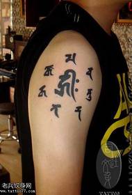 brazo patrón tatuaje sánscrito
