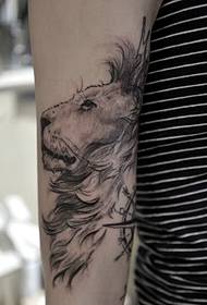 un brazo parece un patrón de tatuaxe de cabeza de león moi confuso