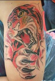pictiúr tattoo Tiger fíochmhar ar an lámh mhór