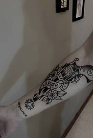 käsivarsi vesipistoolilla tatuointi malli on erittäin mielenkiintoinen