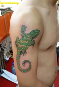 močan ročni barvni vzorec tatoo gecko