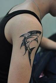 patrón de tatuaje de tiburón personalidad de brazo