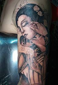 armare un modello di tatuaggio floreale squisito