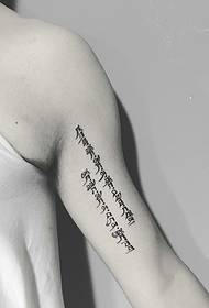 Modă de tatuaj sanscrit la modă în interiorul brațului este foarte simplă