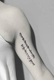 El patrón de tatuaje sánscrito de moda dentro del brazo es muy simple