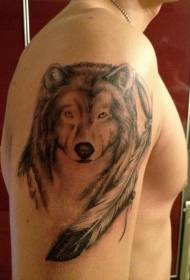 padrão de tatuagem cabeça de lobo emplumado no braço