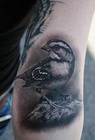 due diversi stili di tatuaggi braccio totem tatuaggio