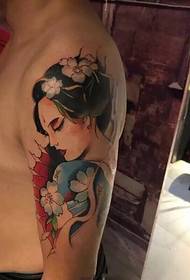 bukton nga gipintalan mga bulak ug geisha nga nagpintal sa tattoo