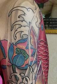 蓮花和紅魷魚結合大臂紋身圖案