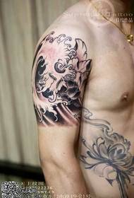 Padrão de tatuagem de onda de água de braço