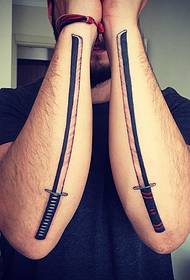 Mains d'hommes avec un tatouage de samouraï sur l'avant-bras