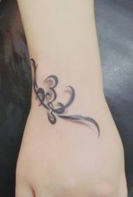 tatuaggio totem braccio femminile