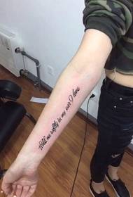 tuhma tyttö käsivarsi pieni raikas englantilainen tatuointi tatuointi