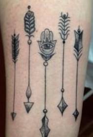 graži penkių juodų strėlių tatuiruotė ant rankos