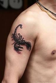 grand motif de scorpion noir sur le bras dominant