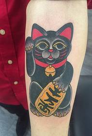 симпатична црна црна слика за мачка со тетоважи на левата рака