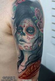 le braccia non sono lo stesso modello di tatuaggio della ragazza della morte