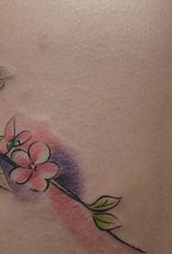 腕の下の小さな新鮮でゴージャスな花のタトゥーパターン