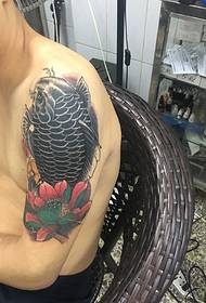 lotus de color i patró de tatuatge de braços de calamar blanc i negre