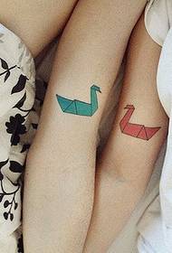 Paar Arme rot blau romantisch Papierkran Tattoo Figur